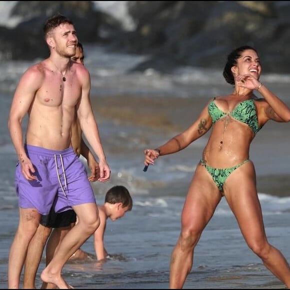 Aline Riscado joga altinha com Leonardo Picon em praia de Fernando de Noronha