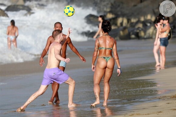 Aline Riscado mostra corpo definido em dia na praia de Fernando de Noronha