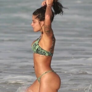 Aline Riscado amarra cabelo ao dar mergulho no mar em praia de Fernando de Noronha