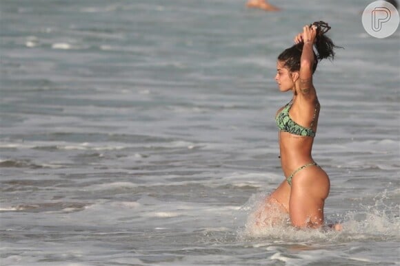 Aline Riscado amarra cabelo ao dar mergulho no mar em praia de Fernando de Noronha