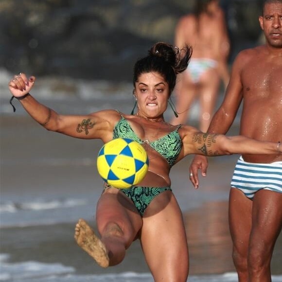 Aline Riscado mostra esforço ao jogar altinha em Fernando de Noronha