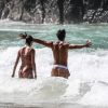 Agatha Moreira e Rodrigo Simas se divertem ao darem mergulho em praia de Noronha