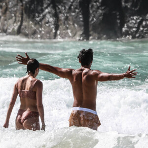 Agatha Moreira e Rodrigo Simas se divertem ao darem mergulho em praia de Noronha