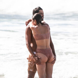 Agatha Moreira ganha mão boba de Rodrigo Simas durante mergulho no mar