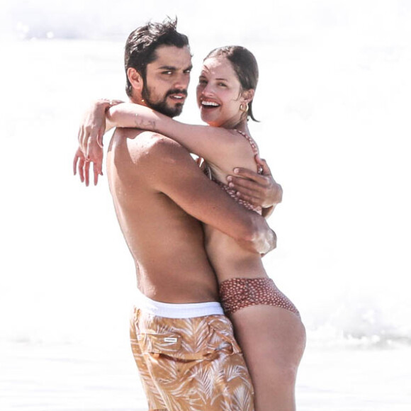 Agatha Moreira e Rodrigo Simas notam a presença de paparazzi em Fernando de Noronha