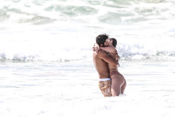 Agatha Moreira e Rodrigo Simas trocam beijos apaixonados em praia de Fernando de Noronha