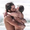 Agatha Moreira e Rodrigo Simas namoram em praia de Fernando de Noronha