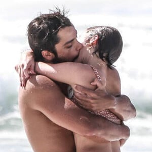 Agatha Moreira e Rodrigo Simas namoram em praia de Fernando de Noronha