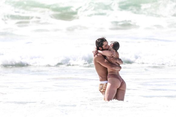 Agatha Moreira e Rodrigo Simas namoram em praia de Fernando de Noronha
