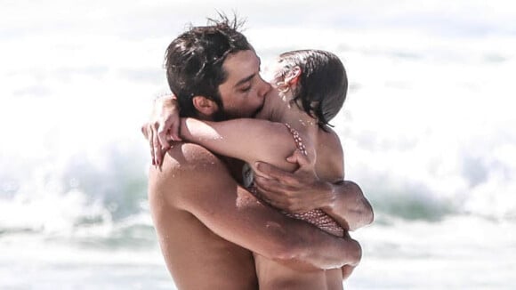 Agatha Moreira e Rodrigo Simas namoram e se divertem em praia de Noronha