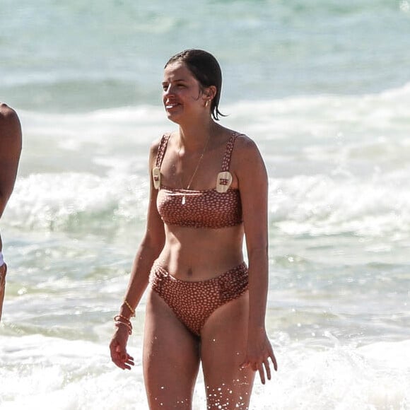 Agatha Moreira escolhe biquíni estampa animal print para dar mergulho em praia de Fernando de Noronha