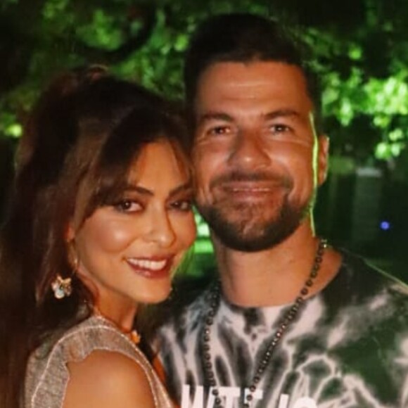 Juliana Paes exibe cabelo ultralongo em look para festa de pré-réveillon com o marido, Carlos Eduardo Baptista, neste domingo, dia 29 de dezembro de 2019