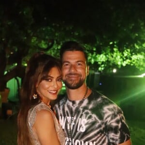 Juliana Paes aposta em acessórios de búzios para festa de pré-réveillon com o marido, Carlos Eduardo Baptista, neste domingo, dia 29 de dezembro de 2019