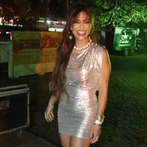 Juliana Paes aposta em vestido prateado com brilho para festa de pré-réveillon com o marido, Carlos Eduardo Baptista, neste domingo, dia 29 de dezembro de 2019
