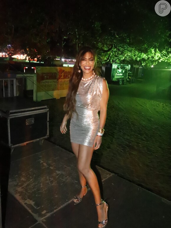 Juliana Paes aposta em vestido prateado com brilho para festa de pré-réveillon com o marido, Carlos Eduardo Baptista, neste domingo, dia 29 de dezembro de 2019