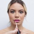 Maquiagem para o Ano Novo 2020: n o centro dos lábios, utilize um Lip Tint do fundo cereja e finalize com um gloss incolor em todo lábio 
