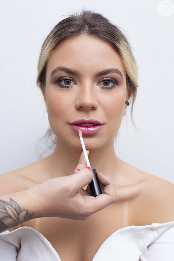 Maquiagem para o Ano Novo 2020: no centro dos lábios, utilize um Lip Tint do fundo cereja e finalize com um gloss incolor em todo lábio
