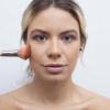 Maquiagem para o Ano Novo 2020: faça o contorno do rosto com um pó escuro e utilize um blush pêssego junto com o iluminador