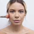  Maquiagem para o Ano Novo 2020: faça o contorno do rosto com um pó escuro e utilize um blush pêssego junto com o iluminador 