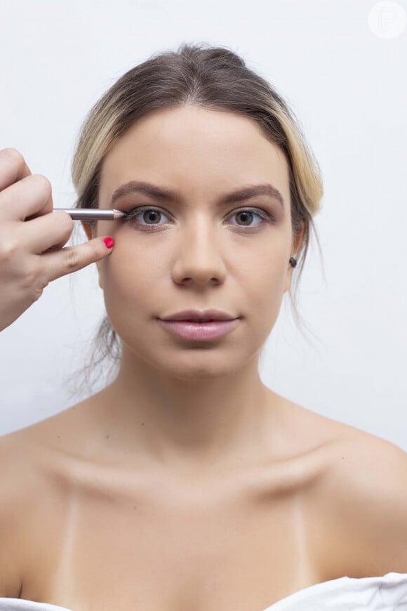 Maquiagem para o Ano Novo 2020: utilize um lápis de olho preto da metade dos olhos até a área externa rente aos cílios superiores