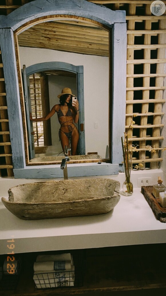 Bruna Marquezine volta a impressionar por cintura muito fina em foto de biquíni em Trancoso, na Bahia