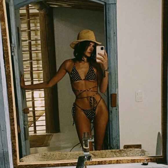 Bruna Marquezine volta a impressionar por cintura muito fina em foto de biquíni em Trancoso, na Bahia