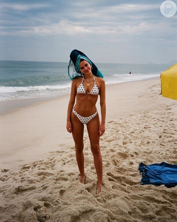 Bruna Marquezine usa biquíni cavado da marca Inamorata Woman, grife de beach e underwear criada pela norte-americana Emily Ratajkowski