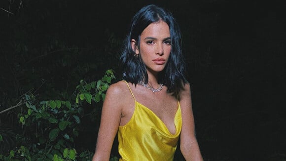 Bruna Marquezine elege slip dress e fenda poderosa para nova festa em Trancoso