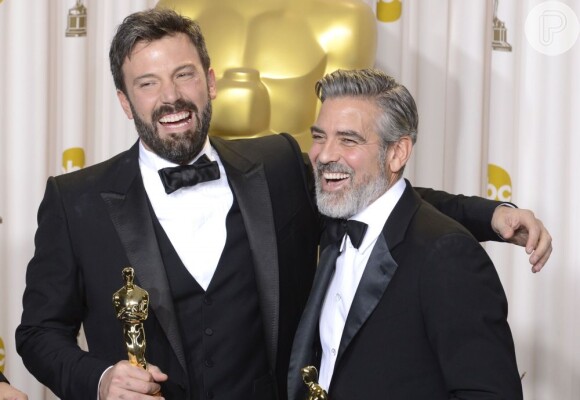 Ben Affleck e George Clooney comemoram o triunfo de 'Argo' na 85ª cerimônia do Oscar, no Dolby Theatre de Los Angeles, em 24 fevereiro de 2013