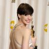 Anne Hathaway posa com a estatueta de melhor atriz coadjuvante na 85ª cerimônia do Oscar, no Dolby Theatre de Los Angeles, em 24 fevereiro de 2013