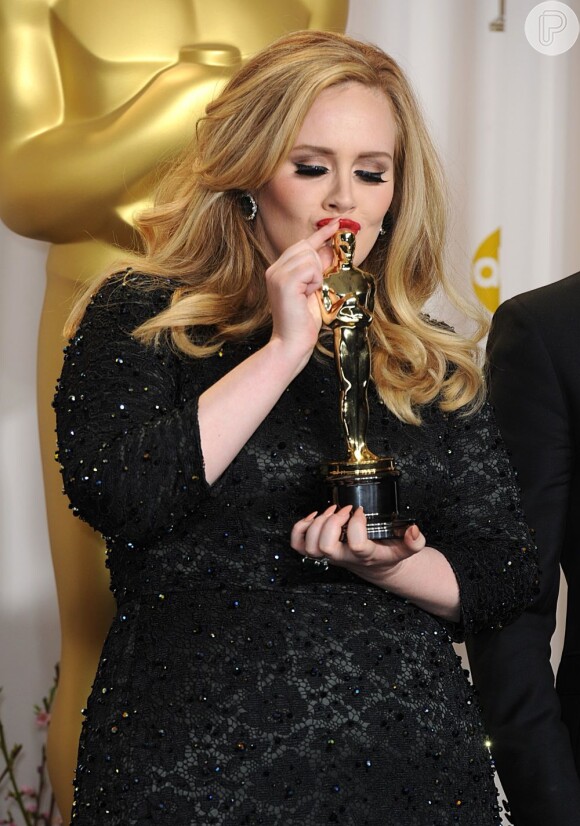 Adele segura a estatueta de melhor canção original na 85ª cerimônia do Oscar, no Dolby Theatre de Los Angeles, em 24 fevereiro de 2013