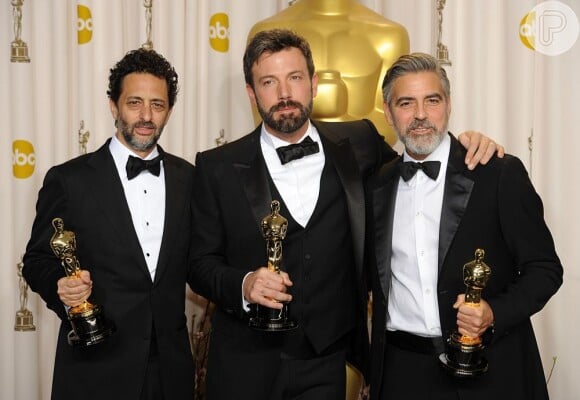 Grant Heslov, Ben Affleck e George Clooney posam na 85ª cerimônia do Oscar, no Dolby Theatre de Los Angeles, em 24 fevereiro de 2013