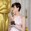 Anne Hathaway beija a estatueta na 85ª cerimônia do Oscar, no Dolby Theatre de Los Angeles, em 24 fevereiro de 2013
