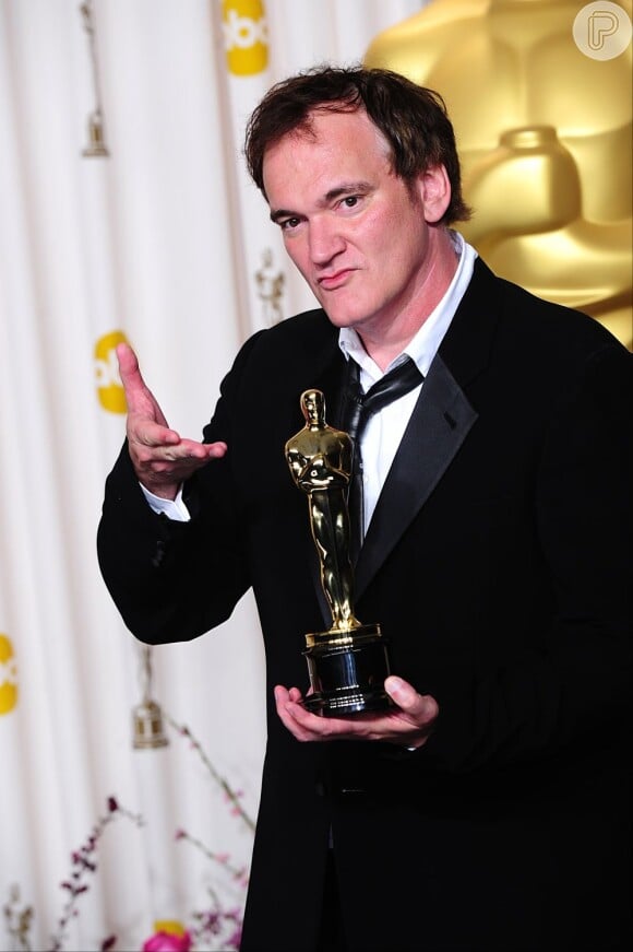Quentin Tarantino posa com o seu troféu na 85ª cerimônia do Oscar, no Dolby Theatre de Los Angeles, em 24 fevereiro de 2013