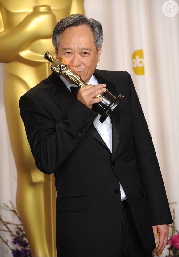 Ang Lee, escolhido o melhor diretor, beija o troféu na 85ª cerimônia do Oscar, no Dolby Theatre de Los Angeles, em 24 fevereiro de 2013