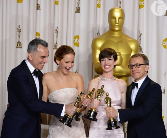 Daniel Day-Lewis, Jennifer Lawrence, Anne Hathaway e Christoph Waltz se divertem na 85ª cerimônia do Oscar, no Dolby Theatre de Los Angeles, em 24 fevereiro de 2013