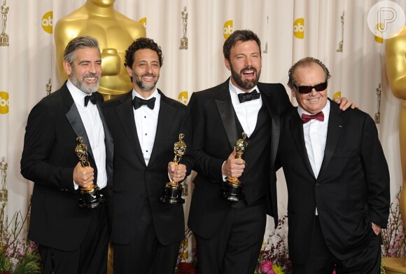 George Clooney, Grant Heslov, Ben Affleck e Jack Nicholson posam juntos na cerimônia do Oscar 2013