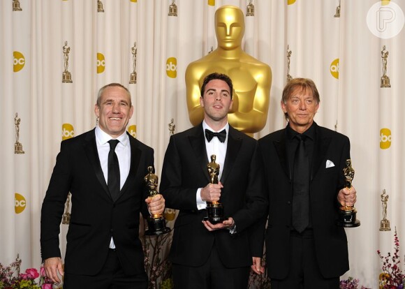Andy Nelson, Mark Paterson e Simon Hayes, responsáveis pela mixagem sonora de 'Os Miseráveis', recebem o prêmio na cerimônia do Oscar 2013