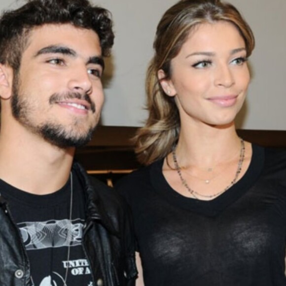 Caio Castro faz fotos com amigos e presença de Grazi Massafera chama atenção nesta terça-feira, dia 31 de dezembro de 2019