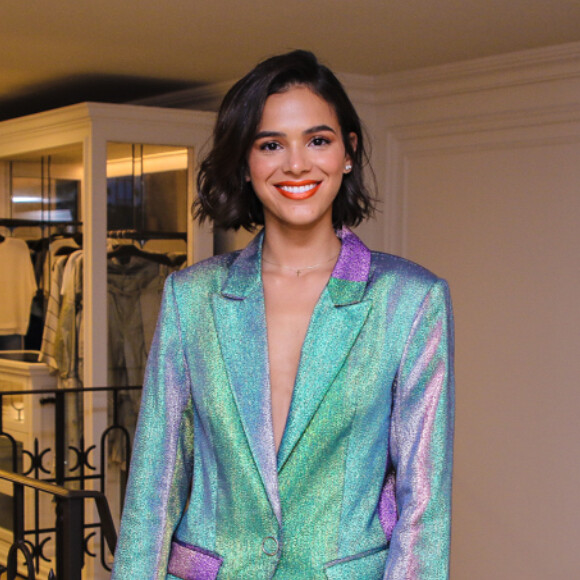 Bruna Marquezine foi alvo de zoação do personal Chico Salgado ao devorar sobremesas e retribuiu a brincadeira: 'Me deixa em paz. Vou comer três desses'