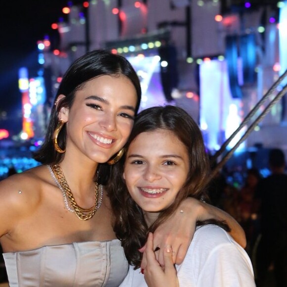 Bruna Marquezine e a irmã, Luana Marquezine, passaram o réveillon em Trancoso, na Bahia