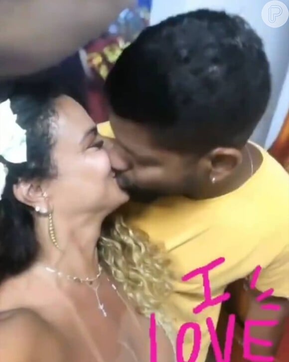 Viviane Araujo troca beijos com o novo namorado, Guilherme Militão, em ensaio do Salgueiro