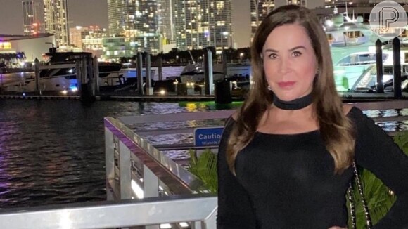 Zilu Godoi apostou em um vestido preto para curtir noite nos EUA em foto publicada nesta segunda-feira, dia 06 de janeiro de 2019