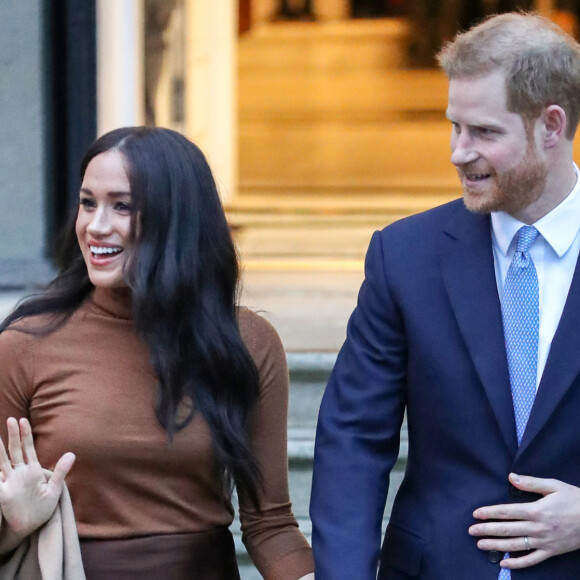 Look neutro e gestos de carinho: a 1ª aparição de Meghan Markle e Harry em 2020 nesta terça-feira, dia 07 de janeiro de 2020