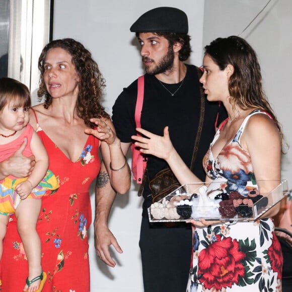 Laura Neiva foi apoiada por amigas famosas ao contar que precisou mudar de planos e ter Maria de cesárea