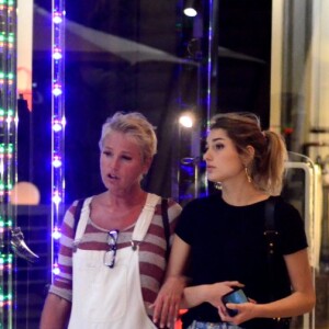 Xuxa Meneghel acompanhou a filha, Sasha, em viagem solidária à Angola