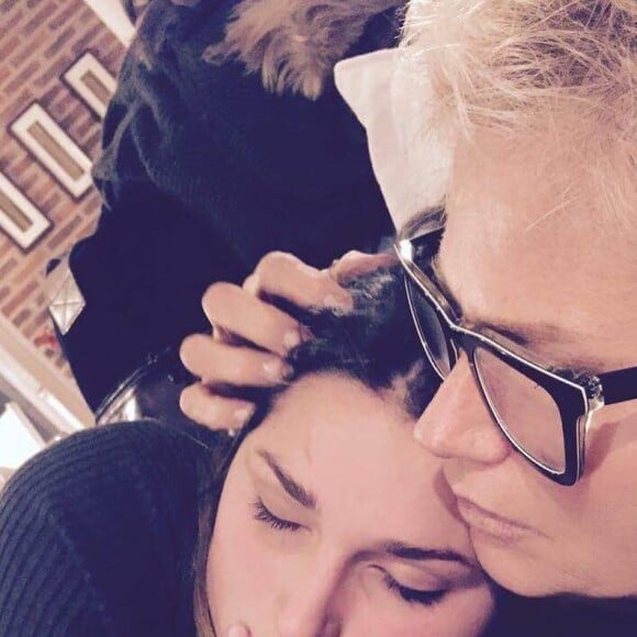 Xuxa Meneghel se divertiu com crianças na companhia da filha, Sasha, em projeto beneficente na Angola