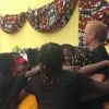 Xuxa Meneghel ganha abraço coletivo de crianças angolanas ao visitar ONG