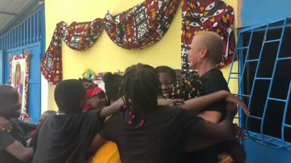 Xuxa Meneghel ganha abraço coletivo de crianças angolanas ao visitar ONG