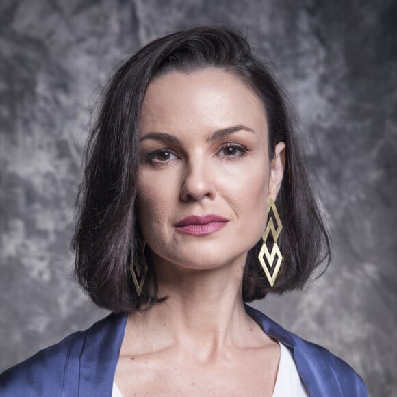 Na novela 'Salve-se Quem Puder', Agnes (Carolina Kasting) é mãe de Kyra (Vitória Strada)